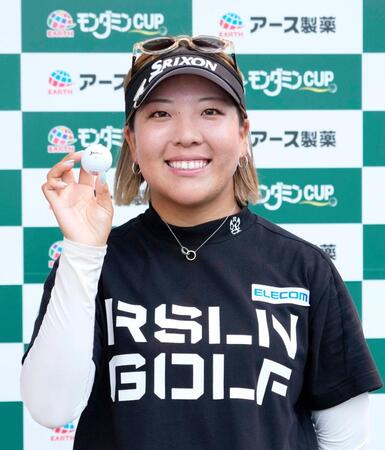 　第２日、９番でホールインワンを達成した仁井優花