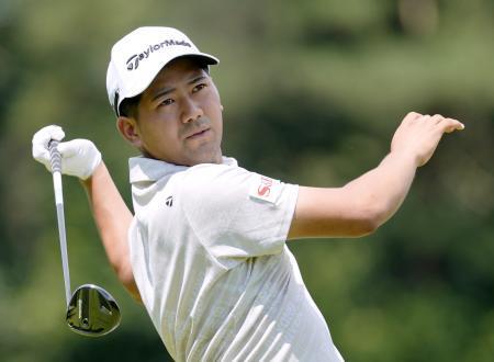 　第２日、２番でティーショットを放つ石坂友宏。通算１４アンダーで暫定首位＝西那須野ＣＣ