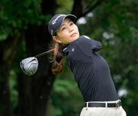 　１２番でティーショットを放つ山路晶