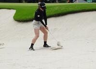 　９番でバンカーショットを打つ山路晶