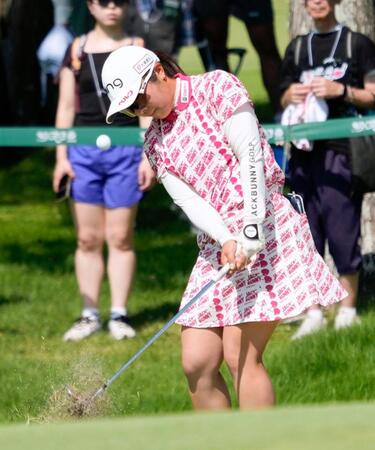 　第３日、通算９アンダーで２位の佐久間朱莉