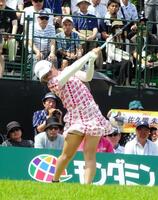 　１番でティーショットを放つ佐久間朱莉