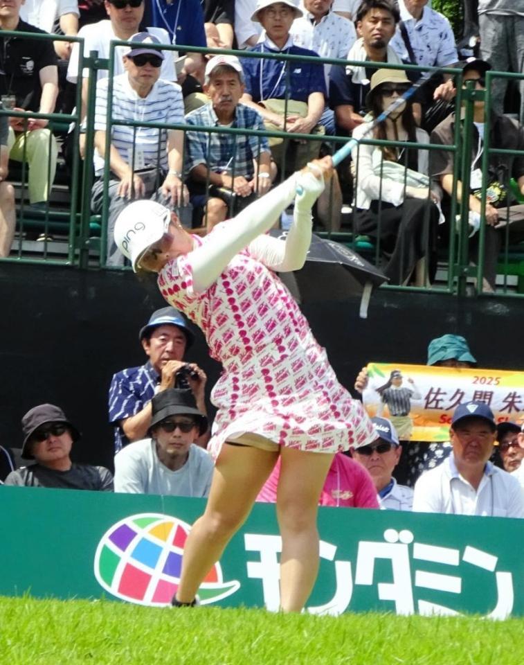 　１番でティーショットを放つ佐久間朱莉