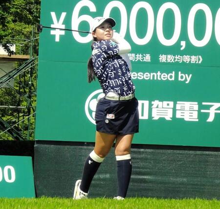 　９番でティーショットを打つ菅楓華