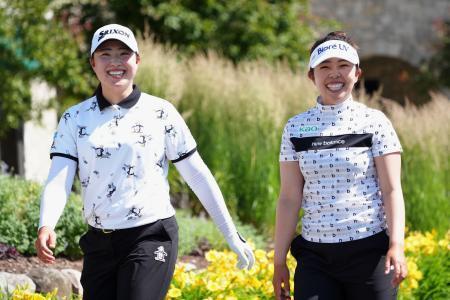 　第３ラウンド、１８番で笑顔を見せる竹田麗央（左）、山下美夢有組。通算１０アンダーで７位＝ミッドランドＣＣ（共同）