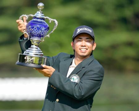 　通算２３アンダーで優勝した生源寺龍憲＝西那須野ＣＣ