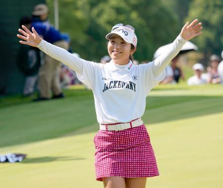 　通算１１アンダーで優勝した佐久間朱莉＝カメリアヒルズＣＣ