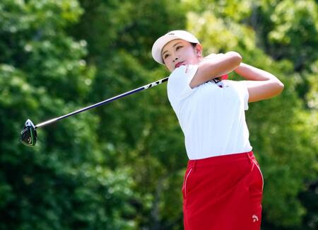 　通算９アンダーで３位の河本結