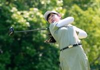 　通算１０アンダーで２位の菅沼菜々