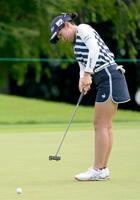 　第１日、１３番でパットを放つ菅沼菜々＝２６日