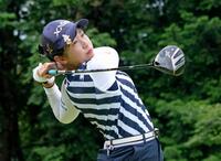 　第１日、１４番でティーショットを放つ菅沼菜々＝２６日