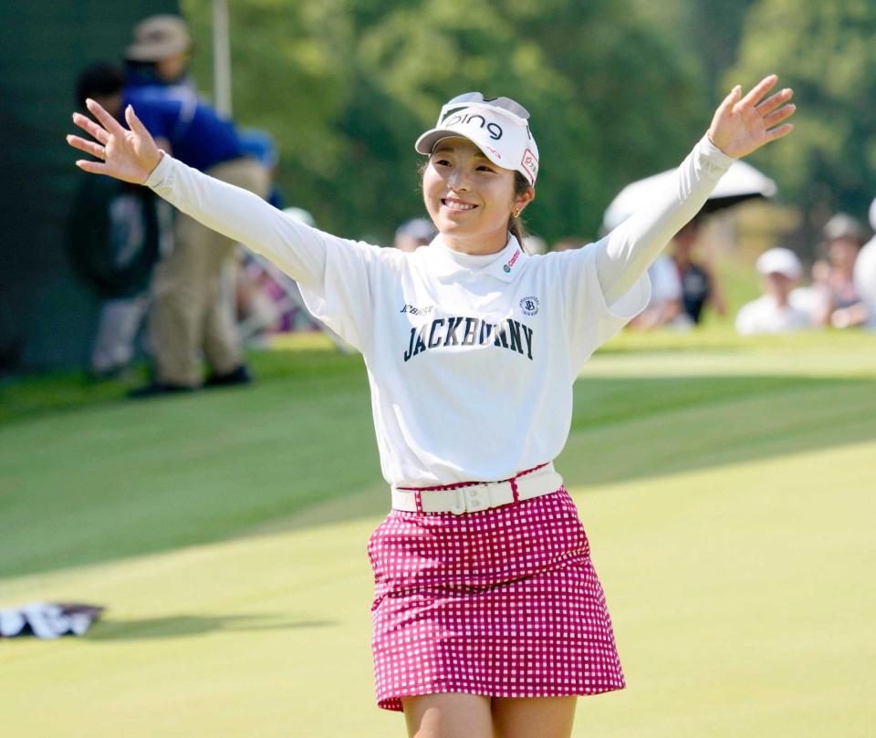 　今季３勝目を挙げ、声援に応える佐久間朱莉