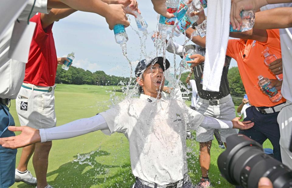 　優勝を果たし、祝福の水を浴びる生源寺龍憲（撮影・戸田泰雅）