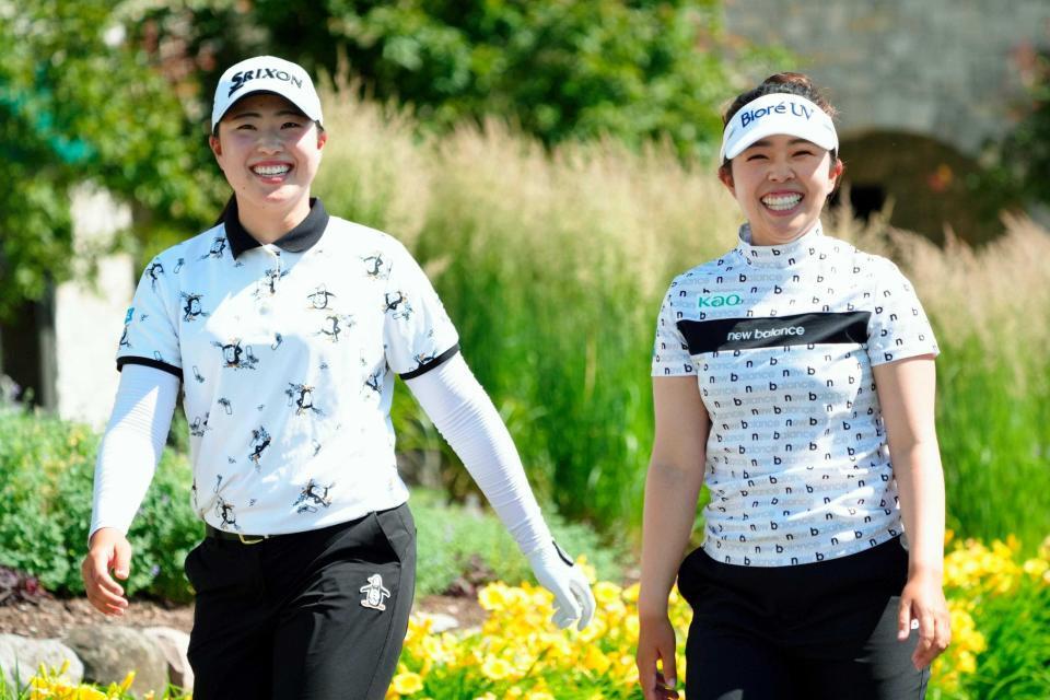 　笑顔を見せる竹田麗央（左）、山下美夢有組（共同）