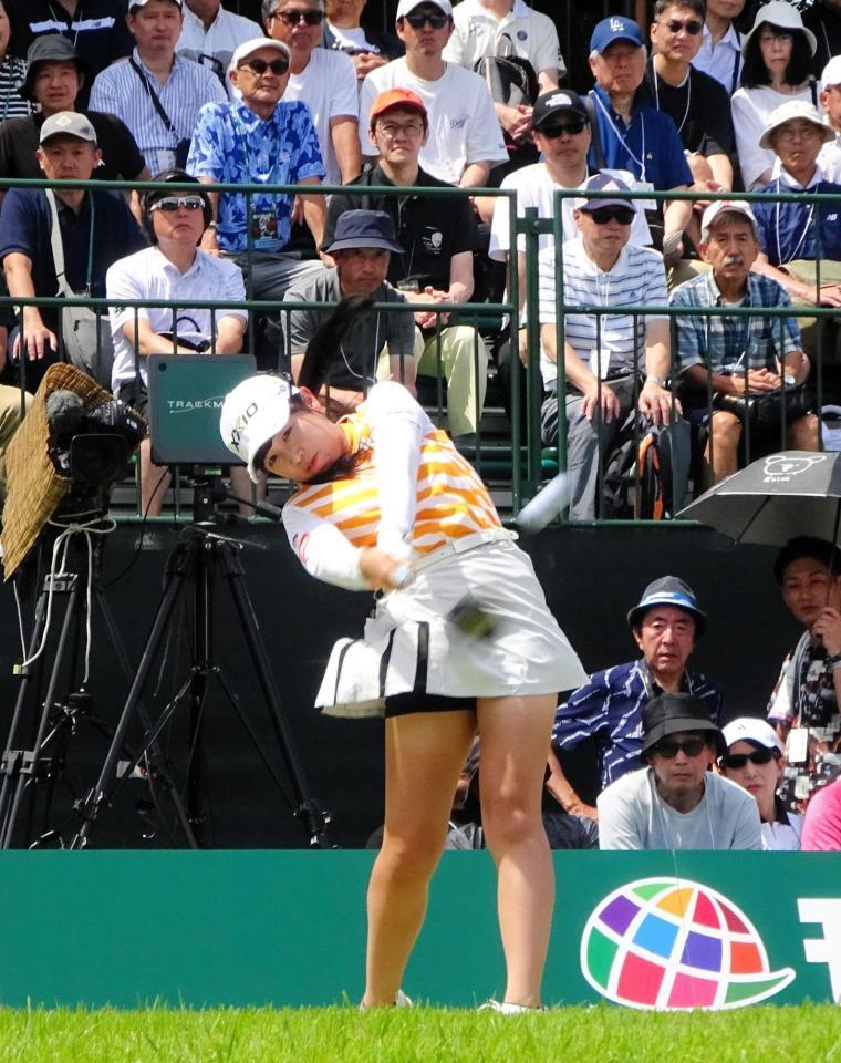 　菅沼菜々のティーショット＝２７日