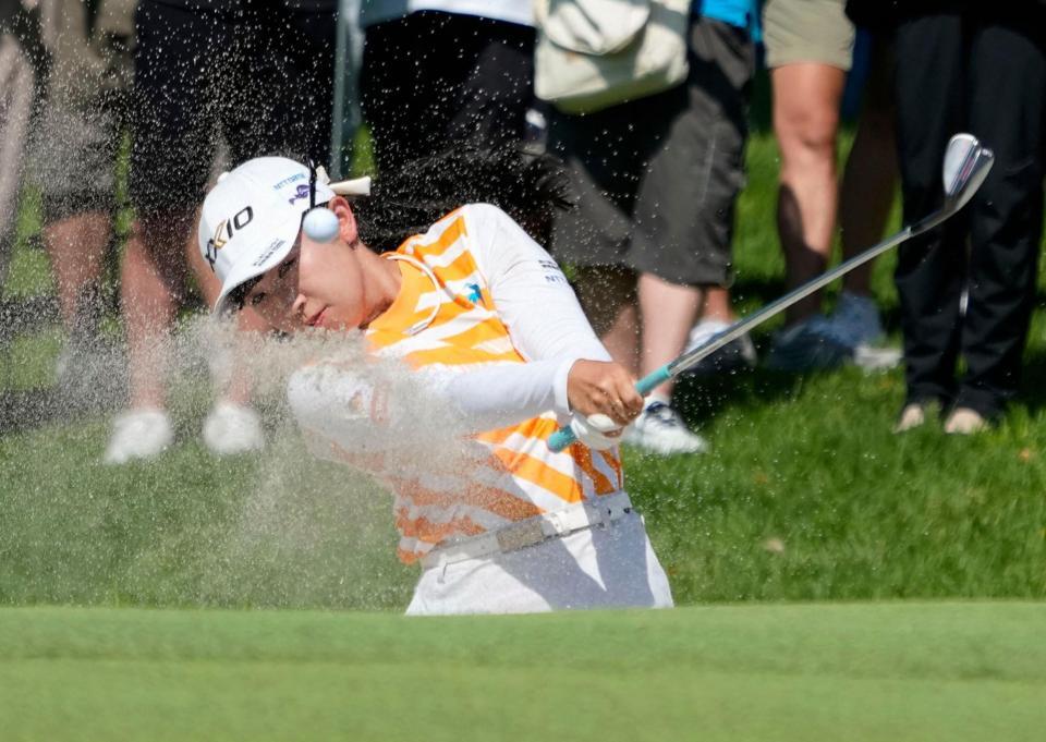 　第３日、１８番でバンカーショットを放つ菅沼菜々。通算９アンダーで２位