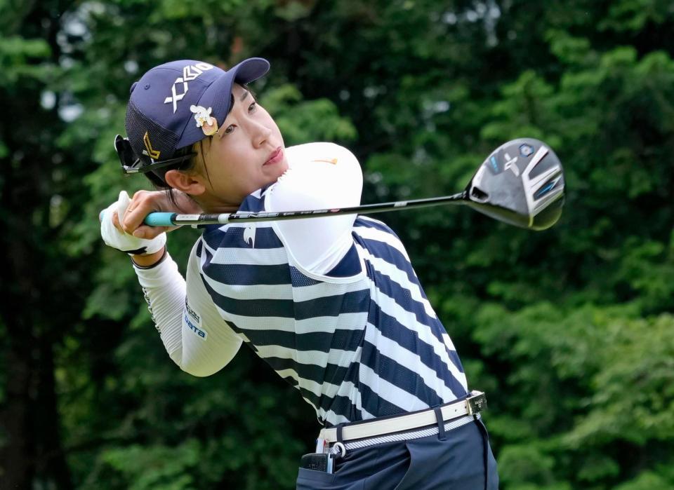 　第１日、１４番でティーショットを放つ菅沼菜々＝２６日