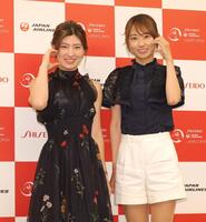 　笑顔でポーズを決める植手桃子（左）と安田祐香（撮影・西岡正）