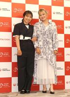 　仲良く腕を組む佐久間朱莉（左）と桑木志帆（撮影・西岡正）