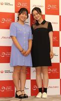 　ドレスアップして仲良く並ぶ吉本ひかる（左）と川崎春花（撮影・西岡正）