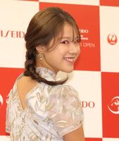 　背中を見せる吉田鈴（撮影・西岡正）