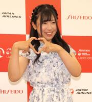 　ハートマークを作る菅沼菜々（撮影・西岡正）