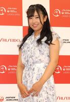 　ドレスアップして笑顔を見せる菅沼菜々（撮影・西岡正）