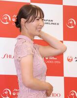 　ヘアスタイルを披露する鶴岡果恋（撮影・西岡正）