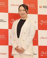 　ポーズをとる小祝さくら（撮影・西岡正）