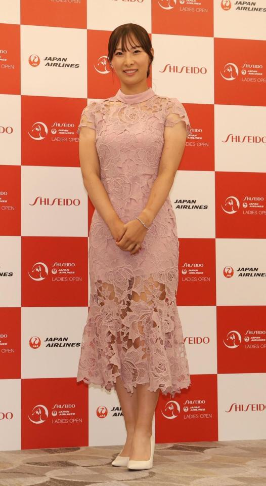 　エレガントな装いで登場した鶴岡果恋（撮影・西岡正）