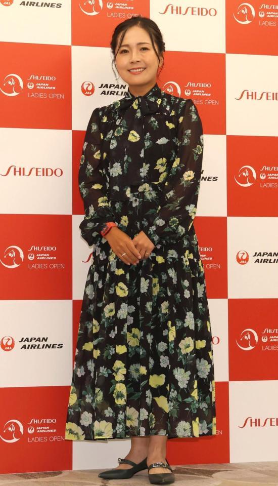 　笑みを浮かべる青木瀬令奈（撮影・西岡正）