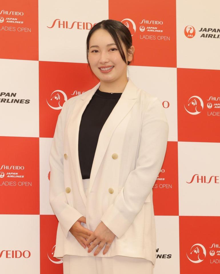 　ポーズをとる小祝さくら（撮影・西岡正）