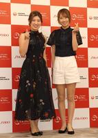 　笑顔でポーズを決める植手桃子（左）と安田祐香（撮影・西岡正）