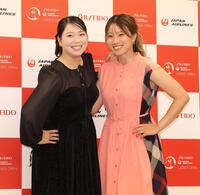 　並んでポーズをとる後藤未有（左）と渋沢莉絵留（撮影・西岡正）