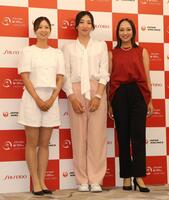 　並んで笑顔を見せる（左から）金沢志奈、脇元華、宮田成華（撮影・西岡正）