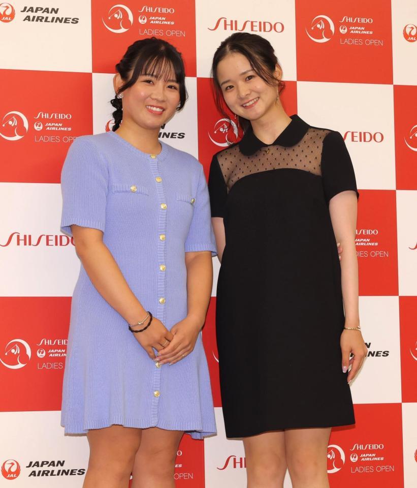 　ドレスアップして仲良く並ぶ吉本ひかる（左）と川崎春花（撮影・西岡正）