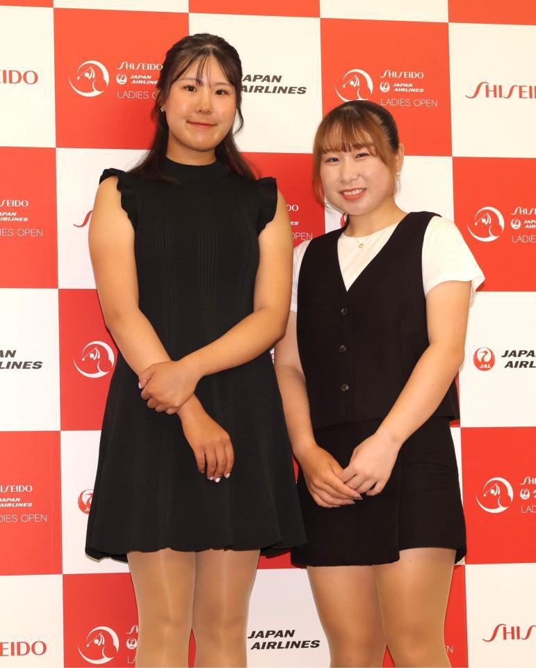　そろって並ぶ高野愛姫（左）と荒木優奈（撮影・西岡正）