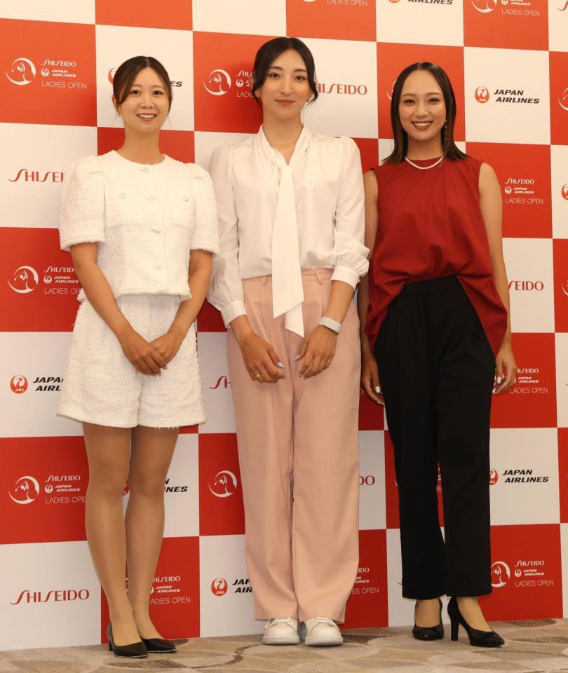 　並んで笑顔を見せる（左から）金沢志奈、脇元華、宮田成華（撮影・西岡正）