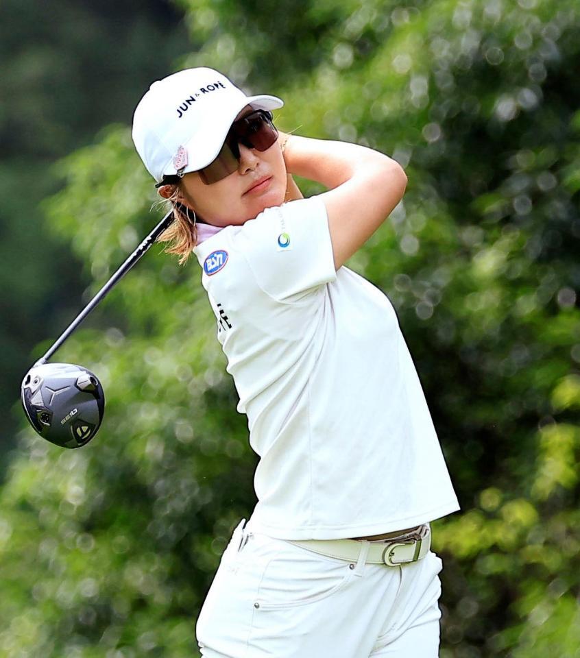 　２番でティーショットを放つ高橋彩華。３アンダーで４位