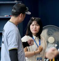 　藤川監督（手前）と話しながら引き揚げる勝みなみ（撮影・田中太一）