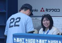 　藤川監督と笑顔の勝みなみ（撮影・金田祐二）