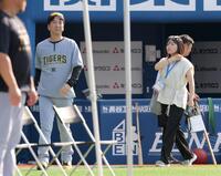 　球場を訪れた勝みなみ（右）と話す藤川監督（撮影・西岡正）