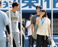 　勝みなみ（右）と話す藤川監督（撮影・西岡正）