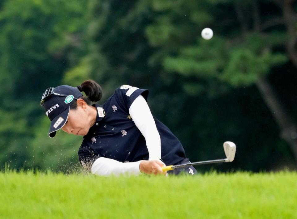 　９番でバンカーショットを放つ木戸愛