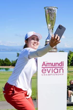 　トロフィーと自撮りする古江彩佳＝エビアン・リゾートＧＣ（共同）
