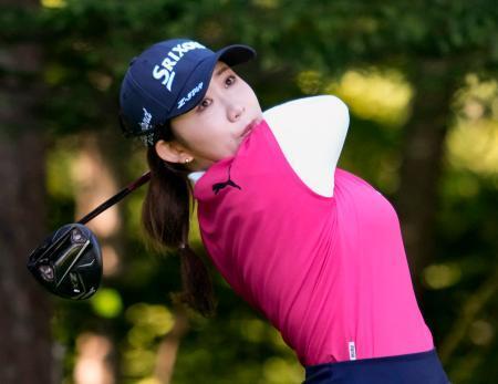 　第１日、１３番でティーショットを放つ内田ことこ。６アンダーで首位＝真駒内ＣＣ