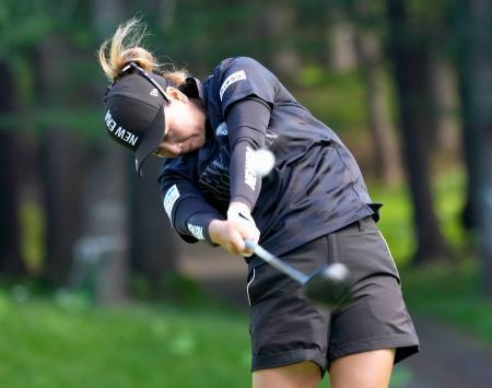 　第２日、２番でティーショットを放つ山城奈々。通算１０アンダーで２位＝真駒内ＣＣ
