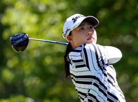 　第３ラウンド、ティーショットを放つ竹田麗央。通算７アンダー＝エビアン・リゾートＧＣ（共同）