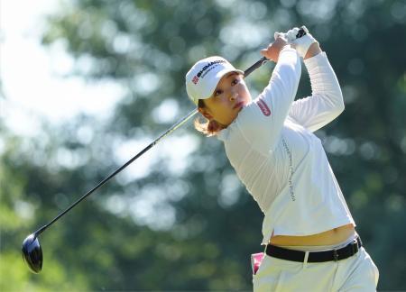 　第３ラウンド、４番でティーショットを放つ西郷真央。通算５アンダー＝エビアン・リゾートＧＣ（共同）