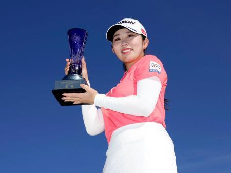 　通算１６アンダーで優勝した内田ことこ＝真駒内ＣＣ